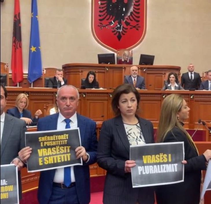 Повторно хаос во албанскиот Парламент, пленарната седница траеше само 12 минути