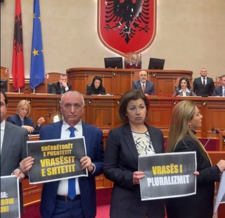 Sërish kaos në Parlamentin e Shqipërisë, seanca plenare zgjati vetëm 12 minuta