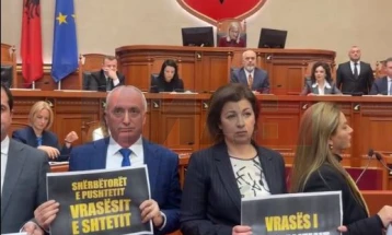 Sërish kaos në Parlamentin e Shqipërisë, seanca plenare zgjati vetëm 12 minuta