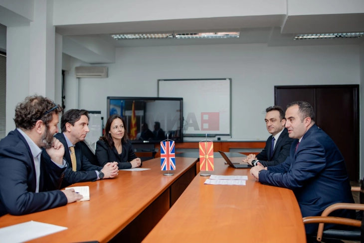 Takim i ministrit Shaqiri me ambasadorin britanik Loson dhe drejtoreshën e Këshillit britanik Siars