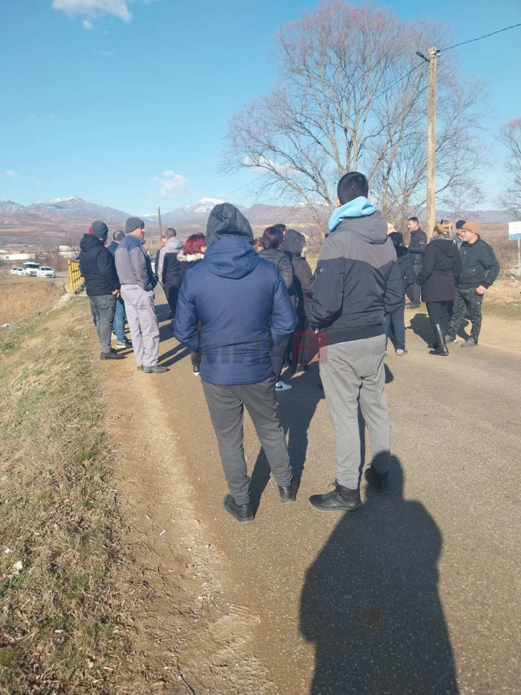 Во Чашка трет ден блокади поради отворање на паралелка на албански јазик