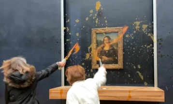 Aktivistë ekologjikë kanë hedhur supë drejt xhamit të që e mbron Mona Lizën