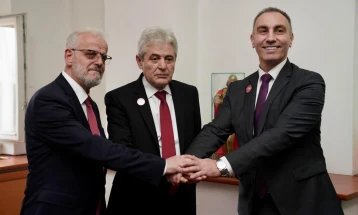 Заедничка фотографија на Груби, Ахмети и Џафери по изборот на новата Влада