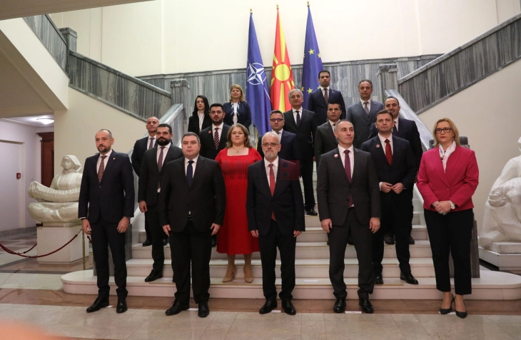 Заедничката фотографија на новата Влада без министрите од ВМРО-ДПМНЕ