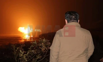 Kim Xhong-un inspektoi lansimin e raketës kryqëzuese nga nëndetësja