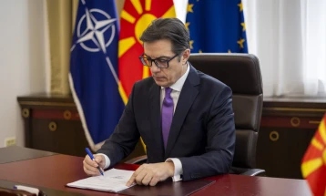 Pendarovski signs bill on Macedonian language into law