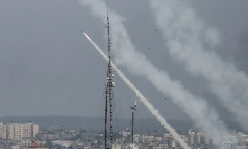 Hamasi lëshoi ​​15 raketa në Izraelin qendror