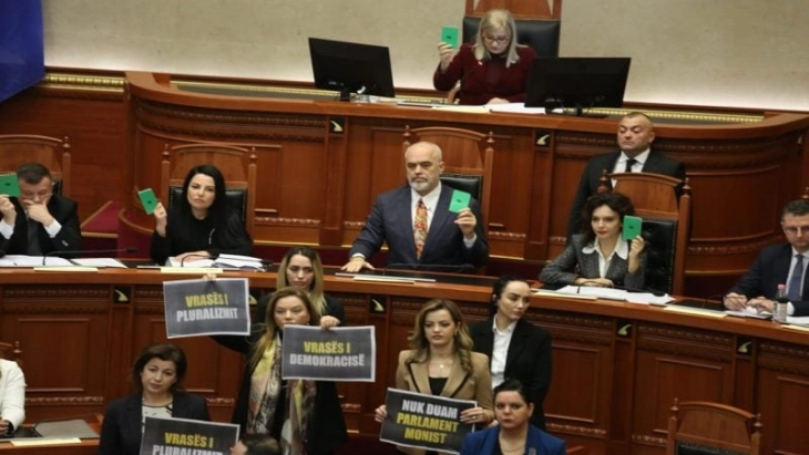 Suspendohen 19 deputetë për shkak të sjelljes së pahijshme në Parlamentin shqiptar