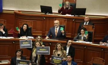 Suspendohen 19 deputetë për shkak të sjelljes së pahijshme në Parlamentin shqiptar