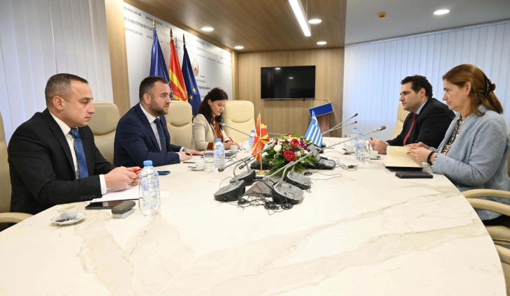 Средба на техничкиот министер за внатрешни работи Тошковски со грчката амбасадорка Филипиду