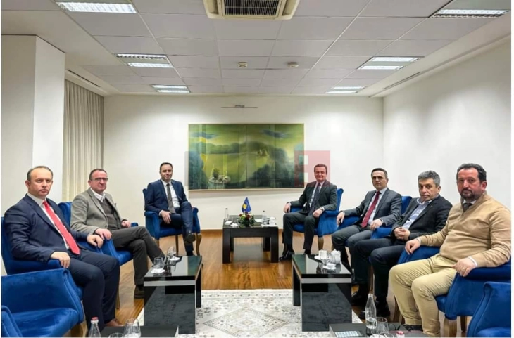 Лидерите на ЕСП и Таравари на средба со Албин Курти во Приштина