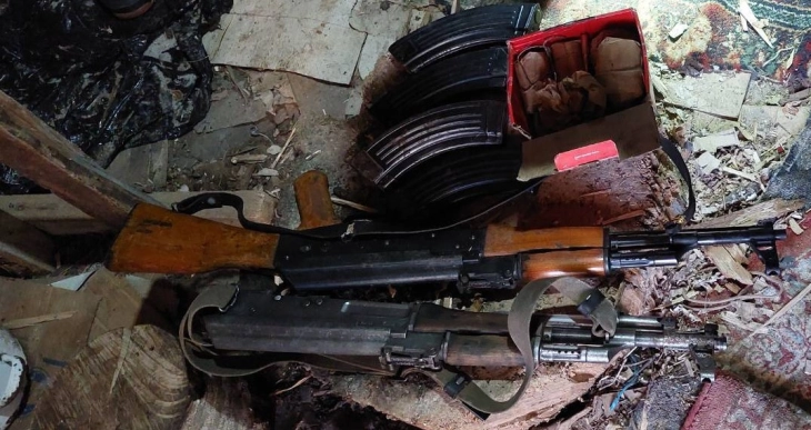 Во Гостиварско приведени две лица, при претрес пронајдени автоматски пушки и муниција