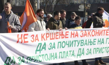 КСС на протест пред Собрание поради носењето на Законот за административни службеници