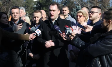 Андоновски и пратеничката група на ВМРО-ДПМНЕ со поддршка за протестот на КСС пред Собрание