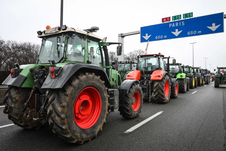 Trade unions in France call on farmers to end blockades