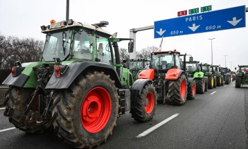 Trade unions in France call on farmers to end blockades