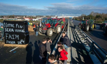 Bujqit francezë filluan t'i heqin bllokadat rreth Parisit