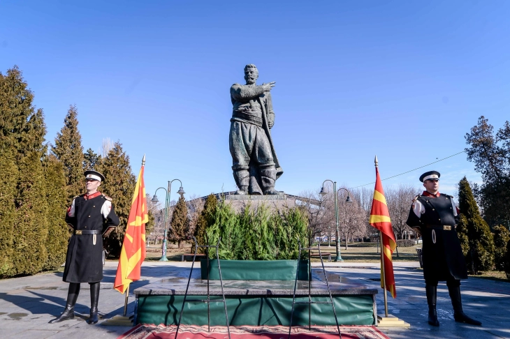 Владина делегација оддаде почит пред споменикот на Гоце Делчев  во Градскиот парк Скопје