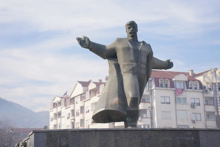 Полицијата трага по сторителите кои го освекрнавија споменикот на Гоце Делчев во Струмица