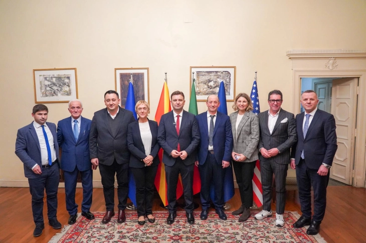 Османи на средба со носителите на МКарта од Италија