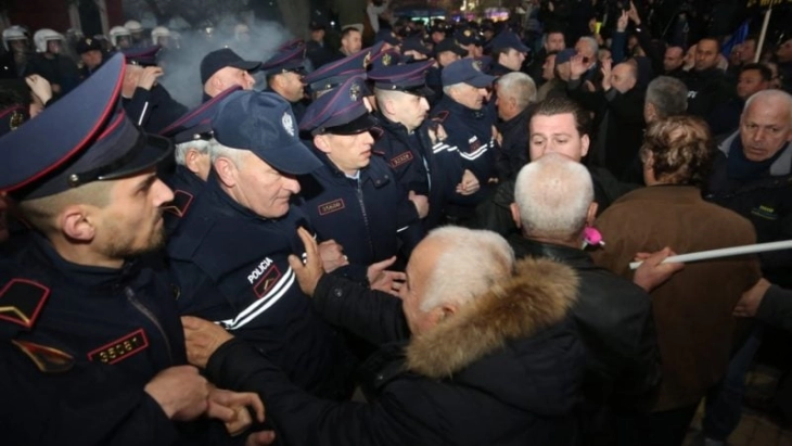 Tensione brenda dhe jashtë Parlamentit të Shqipërisë dhe protestë e opozitës