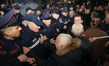 Tensione brenda dhe jashtë Parlamentit të Shqipërisë dhe protestë e opozitës