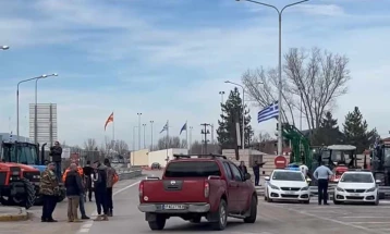 Bujqit nga Greqia veriperëndimore paralajmërojnë bllokada të kamionëve në vendkalimin kufitar Niki nga dhe drejt Maqedonisë së Veriut