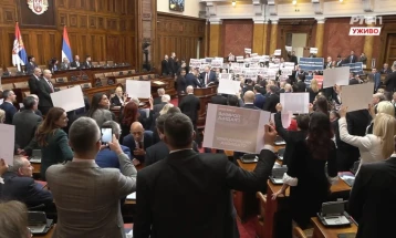 Српската опозицијата со став дека ја прекинала конститувната седница на Собранието, реакции и од власта