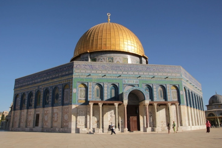 Израелски доселеници упаднаа во џамијата Ал Акса во Ерусалим