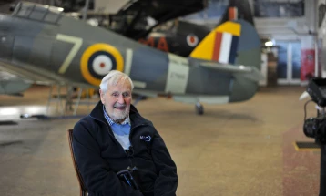 Një pilot 102 vjeçar nga Lufta e Dytë Botërore fluturoi me 