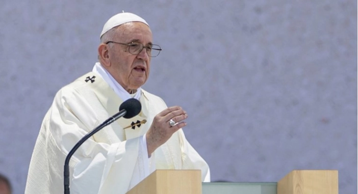 Папа Франциск: Лицемерно е да се биде шокиран од одобрувањето на истополовите парови