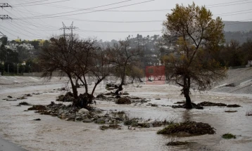 Во Калифорнија продолжени предупредувањата за свлечишта и поплави