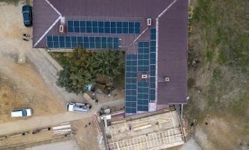 Поставени фотоволтаични панели на кровот на ОУ „Лирија“ во велешкото  село Бузалково