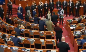 Shqipëri: Pezullohen deputetët demokratik,  për herë të parë për 40 ditë