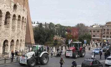 Bujqit  italianë me traktorë kaluan pranë Koloseut