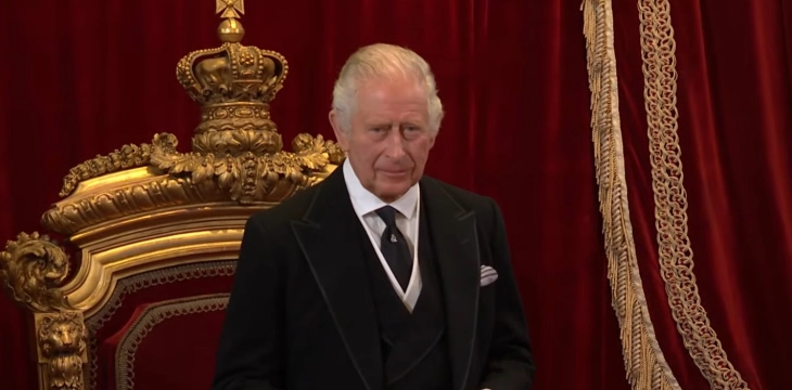Кралот Чарлс по првпат се појави во јавност откако беше објавено дека има рак