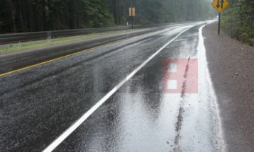 Државните патишта наместа влажни и проодни, на Шапка врнежи од снег со среден интезитет