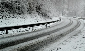 Сообраќајот во зимски услови по влажни коловози, снег со послаб интензитет на Попова Шапка