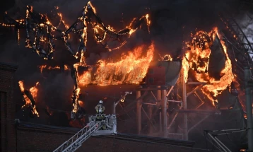 Шведска: Голем пожар во водениот парк во Гетеборг, црн чад се издига над градот