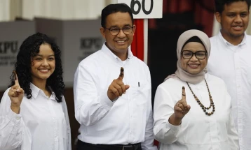 Отворени избирачките места за претседателските, парламентарните и локалните избори во Индонезија