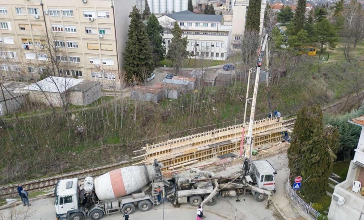Во Велес во завршна фаза изградбата на потпорен ѕид на улица „Кумановска“ над пругата Велес-Битола