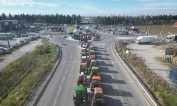 Bujqit grekë vazhdojnë me bllokada në prag të protestës së paralajmëruar të martën në Athinë