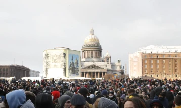 Повеќе од 400 луѓе се приведени во Русија за време на протестите по смртта на Навални, соопшти организација за човекови права „ОВД-Инфо“
