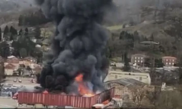 Во пожар во француска фабрика горат 900 тони литиумски батерии