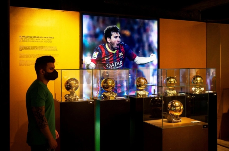 Mesi e dhuroi edhe Topin e tetë të Artë në Muzeun e Barcelonës