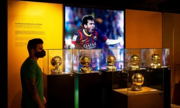 Mesi e dhuroi edhe Topin e tetë të Artë në Muzeun e Barcelonës