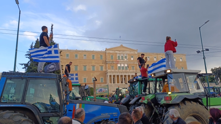 Грчките земјоделци ги паркираа тракторите пред Парламентот во Атина (Фото) 