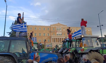 Bujqit grekë i parkuan traktorët  para Parlamentit në Athinë (Foto)