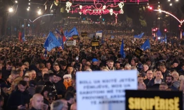 Protestë e opozitës në Tiranë, e porositën Ramën të ikë
