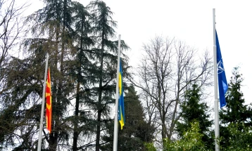 Украинското знаме подигнато пред Министерството за одбрана